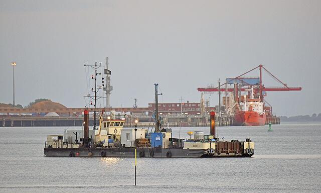 Die "Asgard" ist derzeit vor Bützflethersand im Einsatz. Im Hintergrund der Stader Seehafen. | Foto: mn