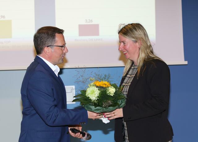 Landrat Kai Seefried gratuliert Birgit Butter zu ihrem Direktmandat im Wahlkreis Buxtehude | Foto: jd