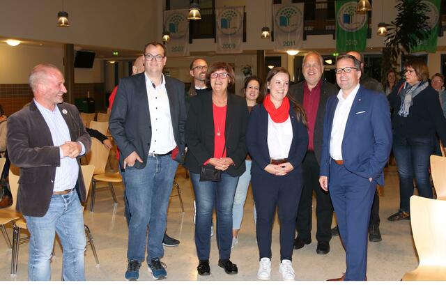 Zufriedene Gesichter bei der SPD: Corinna Lange (mit rotem Schal) hat es geschafft im Wahlkreis Stade. Matthias Mittlmejer (2.v.li.) hingegen konnte das Direktmandat im Wahlkreis Buxtehude nicht erobern | Foto: jd