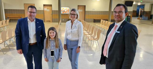 In den BBS III warten Kreis-Wahlleiter Thorsten Heinze und Landrat Kai Seefried mit Frau Julia und Tochter Marie gespannt auf die Veröffentlichung der ersten Ergebnisse. | Foto: LK Stade