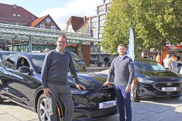 Michael Schlichting und Alexander Leonov mit dem neuen Ford Mustank Mach-E | Foto: sb