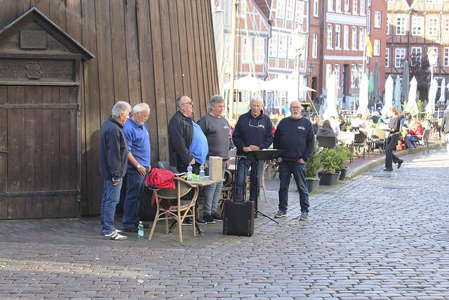 Die Shanty Loggers Men aus Bremen beim Platzkonzert auf dem Fischmarkt | Foto: sb