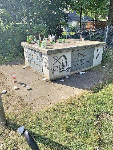 Von Müll übersäter Schandfleck: die Trafostation in der Nähe des Spielplatzes in Tespe | Foto: Gärtner