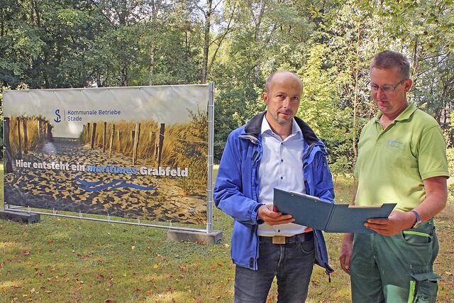 KBS-Mitarbeiter Steffen Martin (re.) und Friedhofsvorarbeiter Sven Bammann planen ein maritimes Grabfeld | Foto: Hansestadt Stade