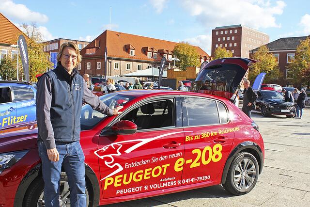 Stefan Kampka vom Autohaus Vollmers zeigt einen Peugeot 208 mit E-Antrieb | Foto: sb