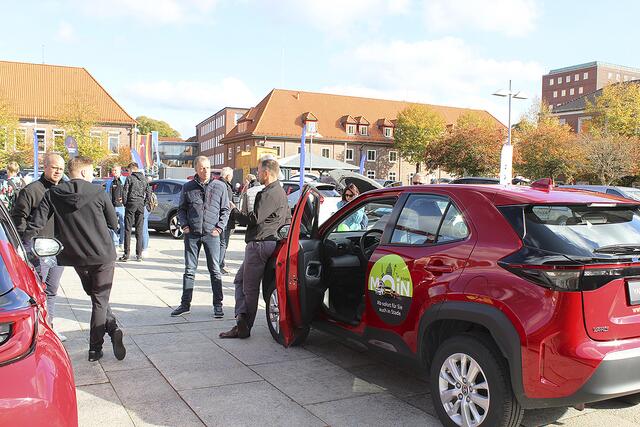 Benzingespräche auf der Autoschau | Foto: sb