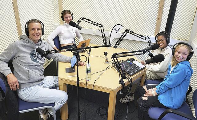 Lina (re.) und Cheyenne mit den Modertoren Christoph Reise und Sarah von Hörsten (Klasse 11b) | Foto: Reise