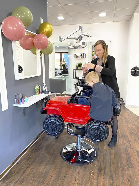 Echt cool ist der rote Flitzer für den Kinderhaarschnitt | Foto: Löhden