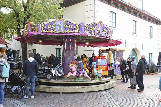 Auf dem Pferdemarkt drehte sich ein Kinderkarussell | Foto: sb