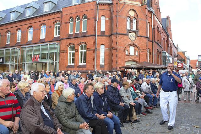 Für das Publikum wurden auf dem Pferdemarkt Bänke aufgestellt | Foto: sb
