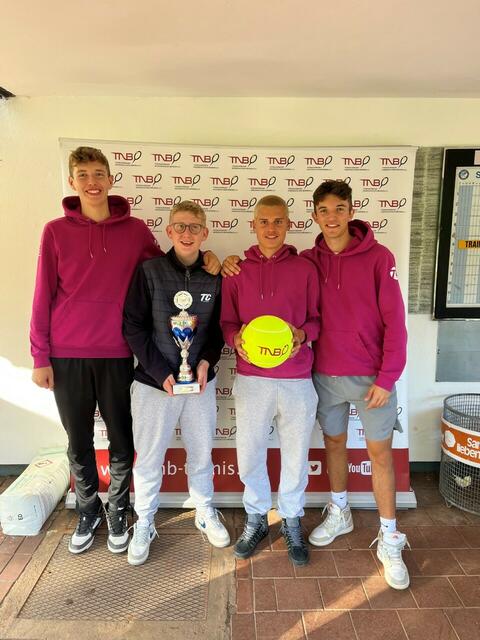 Freuen sich über den Erfolg in der Verbandsliga (v. li.): Torben Sudhoff, Jan-Luca Bleich, Lasse Buschmann und Luis Sobanski von den Junioren A1 des TC Jesteburg | Foto: TC Jesteburg