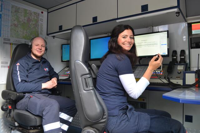 Idgie Werk und Dustin Bargfrede an den PCs im Einsatzleitwagen, auf dem u.a. die Einsatzlagen auf Karten abgebildet werden | Foto: bim