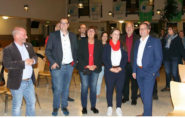 Landrat Kai Seefried (re.) kann sich auch mal mit der SPD freuen (vorne v.li.): SPD-Unterbezirksvorsitzender Kai Koeser, Kandidat Matthias Mittlmejer, Noch-Landtagsabgeordnete Petra Tiemann, Wahlsiegerin Corinna Lange und Geschäftsführer Heino Baumgarten | Foto: jd