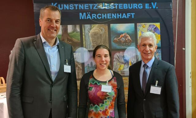 Feierlicher Abschluss des Kultursommers (v. l.): Andreas Sommer (Vorstandsvorsitzender der Sparkasse Harburg-Buxtehude), Marie-Nathalie Schrötke (Leiterin des Kulturlandkreises Harburg) und Rainer Rempe (Landrat des Landkreises Harburg)
 | Foto: FLMK
