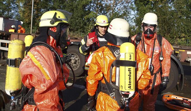 Kräfte im Schutzanzug werden eingewiesen
 | Foto: Stefan Braun / Feuerwehr