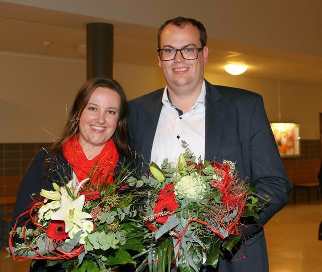Freude bei der SPD: Corinna Lange strahlt. Sie hat den Wahlkreis Stade gewonnen. Matthias Mittlmejer, der im Wahlkreis Buxtehude unterlegen ist, kann sich zumindest noch ein Lächeln abringen  | Foto: jd