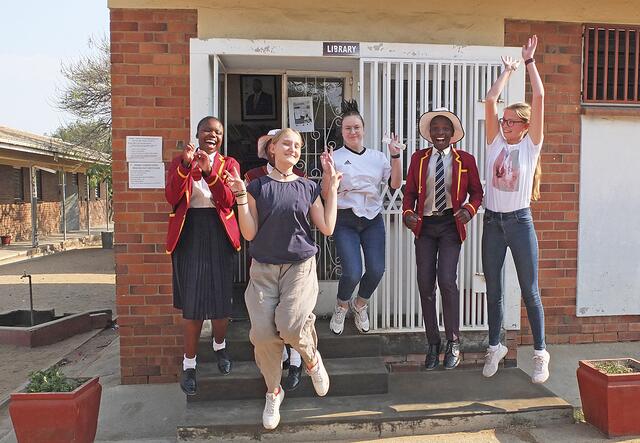 Warum nicht mal aus lauter Freude in die Luft gehen? Schülerinnen und Schüler aus Stade und Simbabwe vor der Schulbücherei in Bulawayo | Foto: IGS Stade