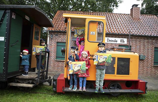 Präsentation des neuen Adventskalenders am Deinster Bahnhof | Foto: Peter Friedemann