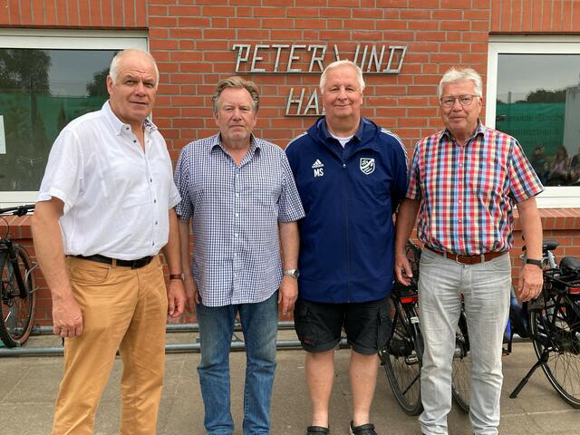 Rolf Gevers (v. li.) verabschiedete Lutz Reimers, Michael Schwarz und Dietrich Bleckert aus dem Vorstand | Foto: MTV Luhdorf