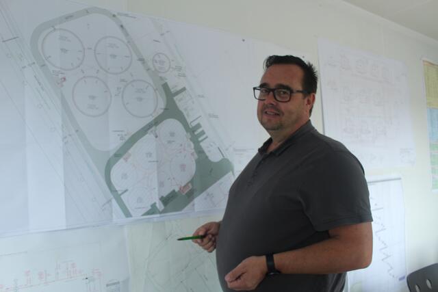 Geschäftsführer Sven Plorin zeigt den Plan von der Anlage mit der geplanten Erweiterung (oben) | Foto: wd