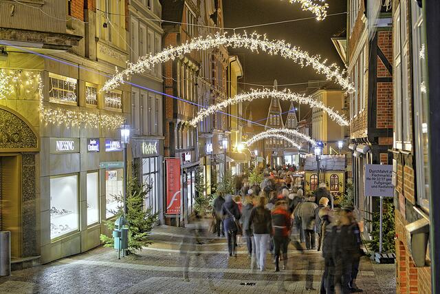 Die Besucher der Stader Altstadt dürfen sich auch in diesem Jahr über weihnachtlichen Lichterglanz - wie hier in der Hökerstraße - freuen | Foto: SMTG/ Martin Elsen