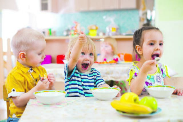 Die Betreuungszeiten von Mädchen und Jungen in den Kindertagesstätten werden länger. Da gehören neben einem gesunden Mittagesssen auch Obst und ein Nachmittagssnack zur Verpflegung | Foto: Andrey Kuzmin / Adobe Stock