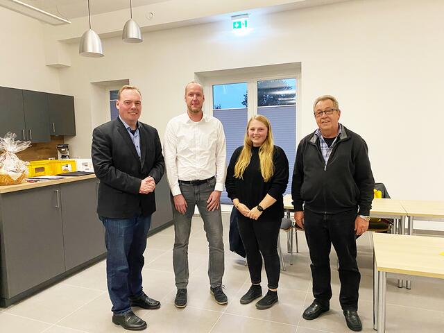 Ortsvorsteherin Merle Hellmich begrüßte auf der ersten Bürgerversammlung in Laßrönne (von links) Bürgermeister André Wiese, Philipp Grimm und Udo Jarck  | Foto: Stadt Winsen