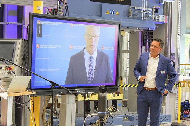 Der CDU-Landtagsabgeordnete Bernd Althusmann schaltete sich per Video zum Feier dazu | Foto: sb