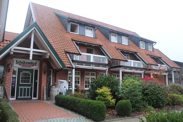 Das Restaurantgebäude wurde 2006 aufgestockt. Oben sind Hotelzimmer
