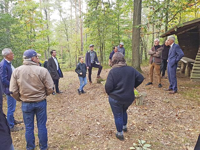 Diskussion im geplanten Kiesabbaugebiet: Bürgerinitiativen-Sprecher Harri Schulz (2. v. re.) informierte unter anderem Landrat Rainer Rempe (re.), den CDU-Landtagsabgeordneten André Bock (3. v. li.) und SPD-Kreistagsabgeordnete Christa Beyer (hi.) | Foto: Claus Lorenzen