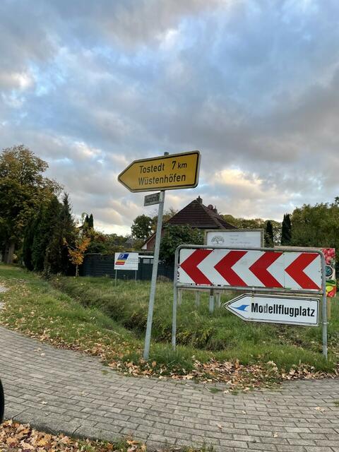 Schild B, innerhalb von Heidenau: Hier sind es plötzlich schon sieben Kilometer bis nach Tostedt.  | Foto: pm