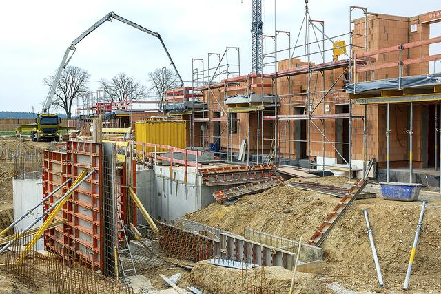 Der Neubau von Mehrfamilienhäusern ist ins Stocken geraten. Die Baukosten explodieren derzeit. | Foto: Adobe Stock/Wolfilser