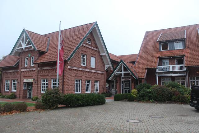 Der Piesel (links) und der Eingangsbereich zum Restaurant und Hotel im rechten Gebäudetrakt