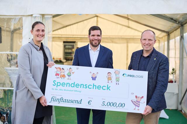 Philipp Feige (Mi.) und Christina Deuss von Prologis überreichen die Spende an Neu Wulmstorfs Bürgermeister Tobias Handtke | Foto: Prologis