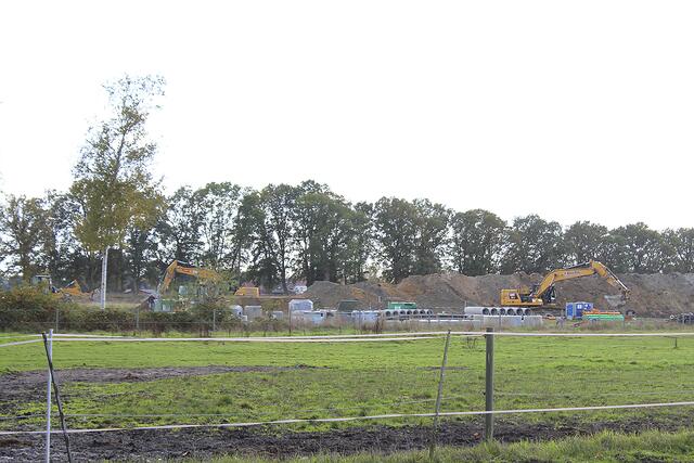 Im hinteren Bereich der Baustelle werden vom Baustopp nicht betroffene Erdarbeiten erledigt | Foto: sb