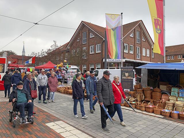 Besucher schlendern über den Markt Fotos: sc