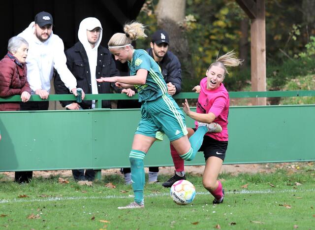 Die Jesteburgerin Sophie Lesser (li.) im Ballbesitz vor Finja Sasse vom SV Meppen | Foto: cc