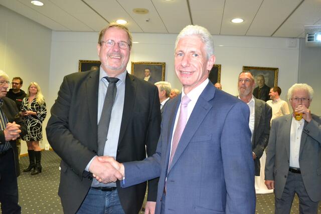 Der unterlegene Michael Cramm (li.) und Landrat Rainer Rempe | Foto: bim