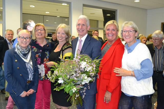 Umjubelter "Hahn im Korb": Rainer Rempe mit (v. li.): stv. Landrätin und Grünen-Landtagsabgeordnete Nadja Weippert, Christiane Oertzen (CDU Salzhausen), CDU-Kreisvorsitzende Britta Witte, Seevetals ehemalige Bürgermeisterin Martina Oertzen und stv. Landrätin Anette Randt | Foto: bim