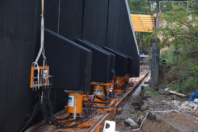 Hydraulik und Schienensystem zum Einschub der neuen Bahnüberführung | Foto: ts