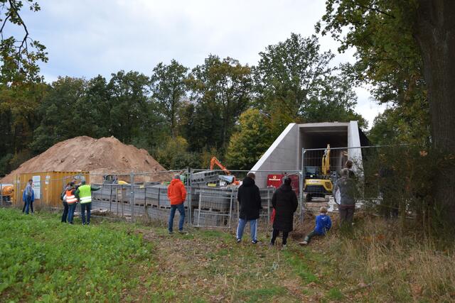 Zuschauer versammeln sich an der Baustelle und warten teilweise bis zu zweieinhalb Stunden auf den Beginn des Einschubs | Foto: ts
