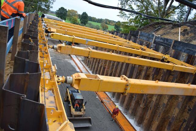 Die mit Spundwänden versehene Öffnung im Bahndamm, in die die neue Bahnüberführung geschoben wird  | Foto: ts