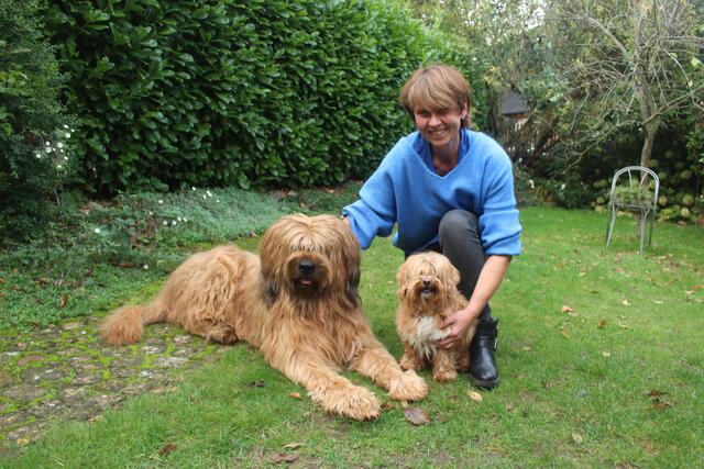 Carola Hadler mit ihrem Briard Fjäll (li.) und ihrem Havaneser Ennox (8)