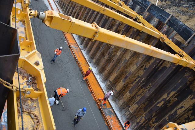 Arbeiter bringen kurz vor dem Einschub besonders feinen Splitt auf, damit die Oberfläche absolut eben ist | Foto: ts