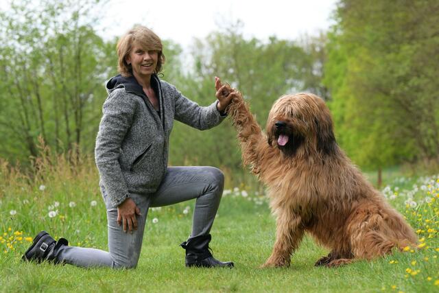 Mit Trick-Arbeit trainiert Carola Hadler die Beweglichkeit und Kraft ihres Hundes | Foto: Hundestars.de