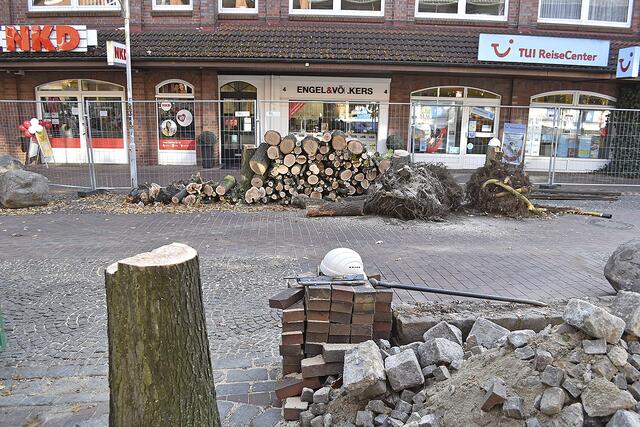 Abgesägte Bäume und entferntes Pflaster: So zeigt sich die Breite Straße in Buchholz | Foto: Axel-Holger Haase