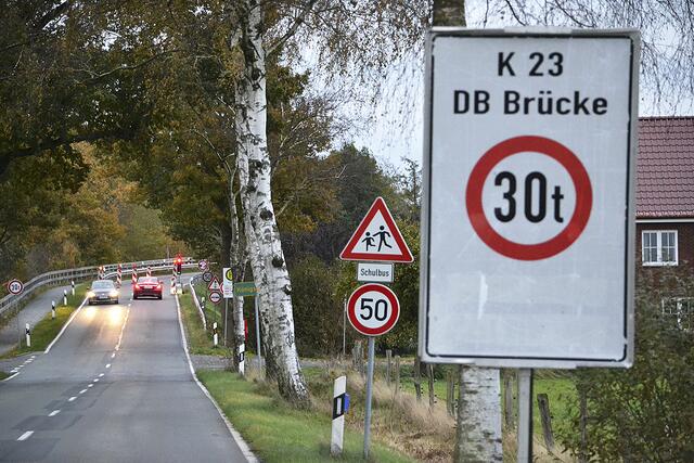 Die Bahnbrücke darf ansonsten nur von Fahrzeugen bis maximal 30 Tonnen befahren werden | Foto: bim