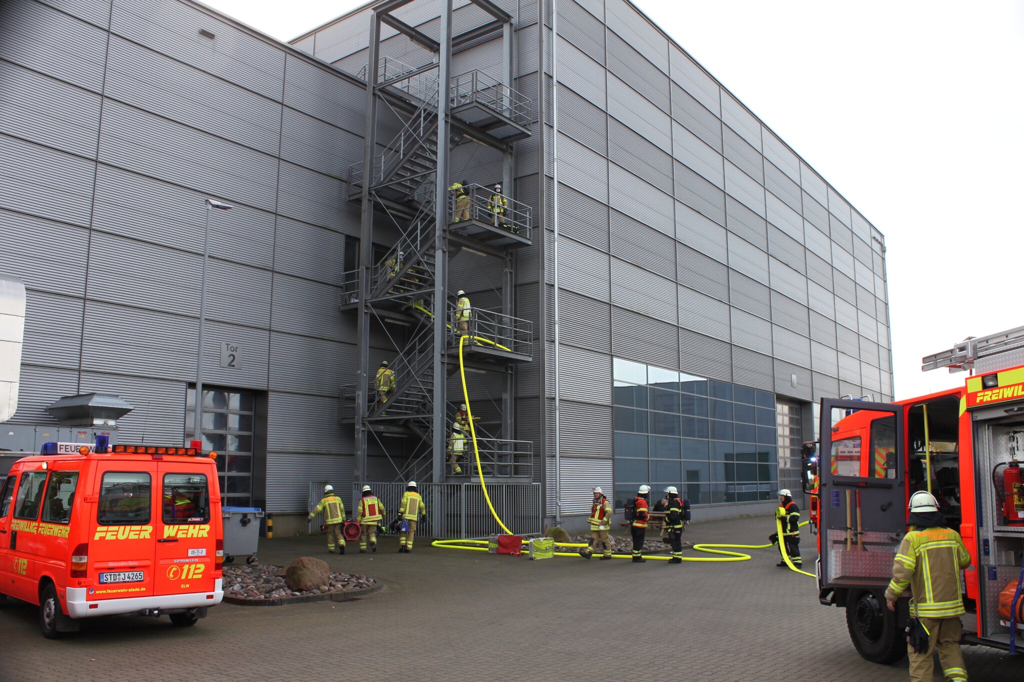 Stader 80 Kräfte hatten Brand schnell gelöscht: Feuer in einem Stader Labor ...