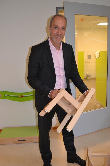Erster Samtgemeinderat Stefan Walnsch präsentiert das Mini-Mobiliar für die Lütten | Foto: bim