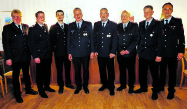 Gratulation zu Ehrungen und Beförderungen (v. li.): Gemeindebrandmeister Jörn Petersen, Carl Diedrich, Nico Knesebeck, Guido Maatsch, Jörg Niederhaus, Joachim Wendt, Peter Pröhl und Ortsbrandmeister Sven Plate | Foto: FF Salzhausen